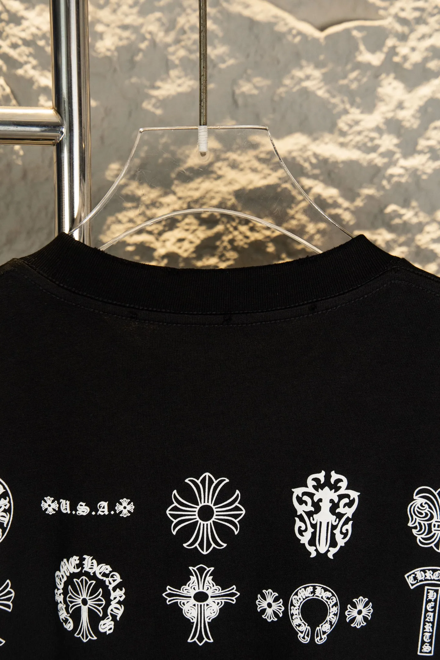 ：Y 100 Chrome Hearts 26ss New Arrival logo T Quality ！ ， ； 、 、 Classic ， ， 。 ， Breathable ， Retro 。 ， 、 ， 、 、 hold ， ， 。 ：Black White Size：S—XL